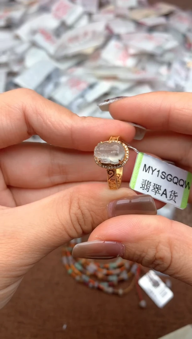 18K金镶嵌挂件翡翠?***萱—