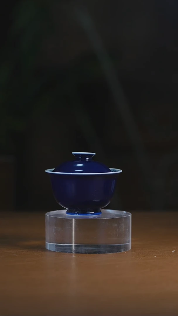 记蓝内绘八宝盖碗