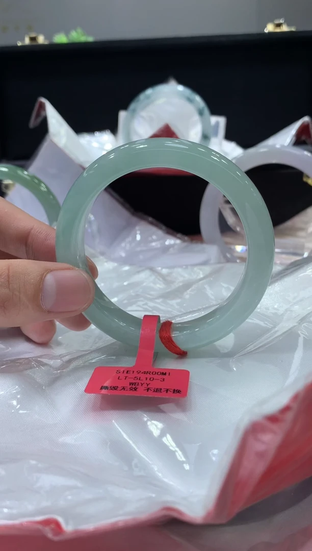 未镶嵌手镯翡翠?****?翡翠手镯