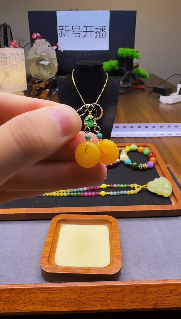 14K金镶嵌蜜蜡耳饰E82