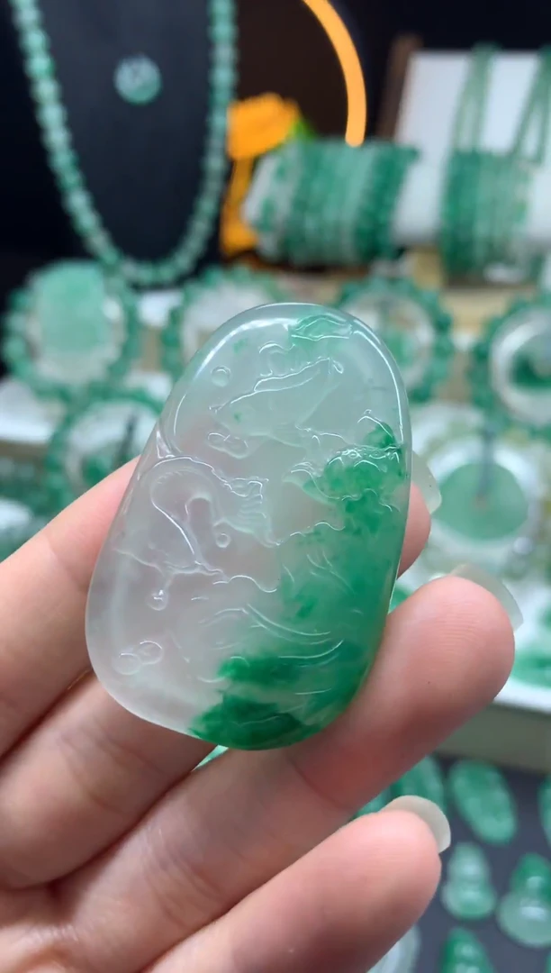 吊坠(不含链)未镶嵌石英质玉（非洲翠）年年有余