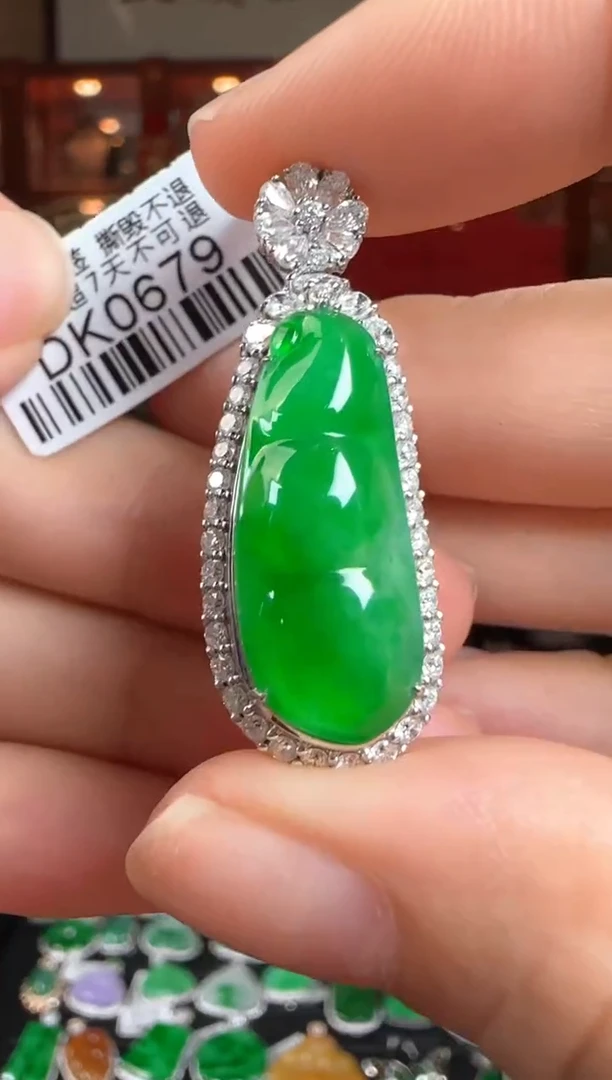 翡翠18K金镶嵌颈饰DK0679冰绿豆豆