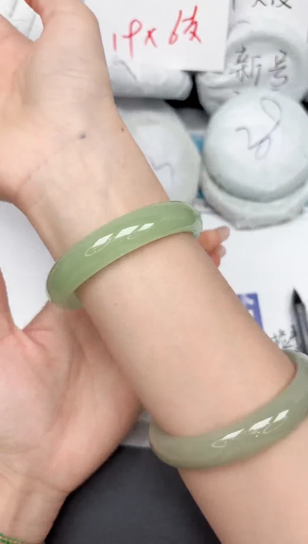 未镶嵌手镯石英质玉157/60.7