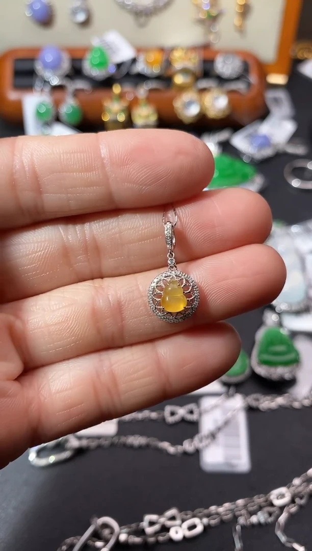 【闪购商品】翡翠吊坠(不含链)18K金镶嵌滴溜