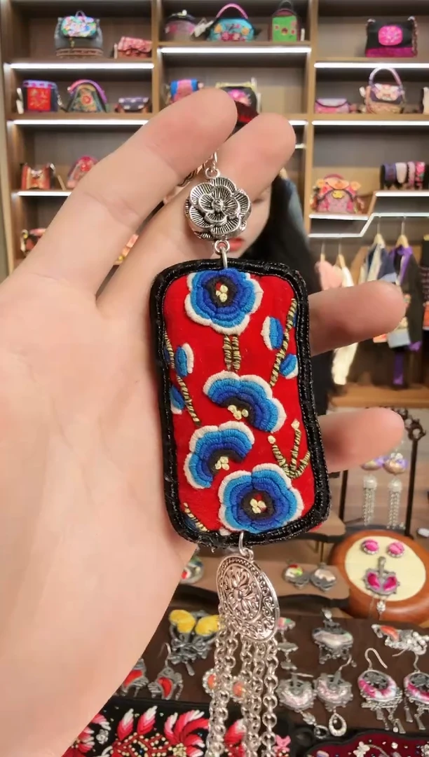 【闪购商品】织绣81蒙阿苏苗绣传承