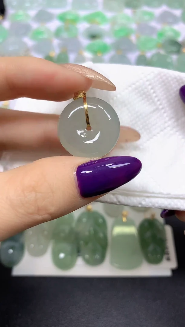 颈饰18K金镶嵌翡翠