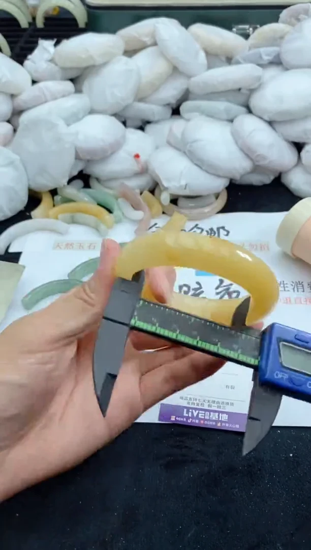 【闪购商品】石英质玉手镯未镶嵌44+60-61