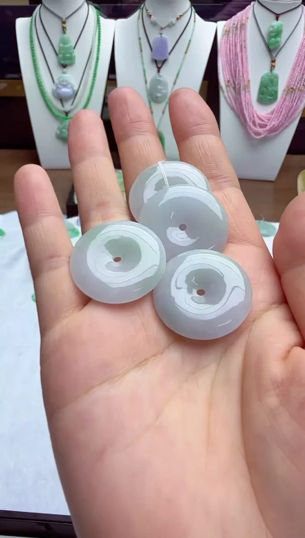 翡翠未镶嵌颈饰多样性发其一