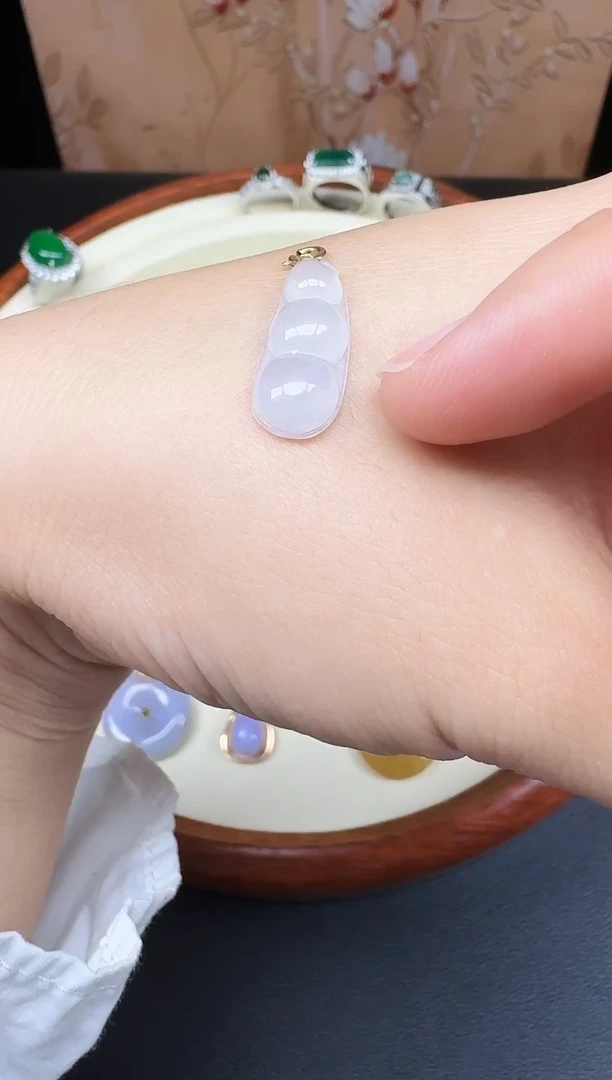 吊坠(赠链)18K金镶嵌翡翠豆子