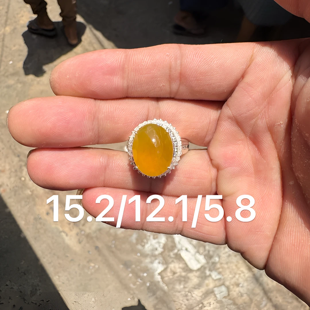 0606(小哪吒在源头)冰种翡翠鸡油黄戒面干净肉细杠味荧光足M80