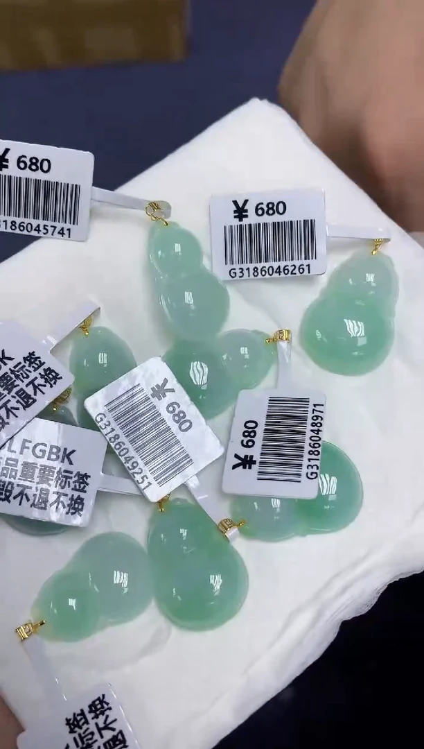 翡翠18K金镶嵌颈饰天然缅甸翡翠A货多样性发其一