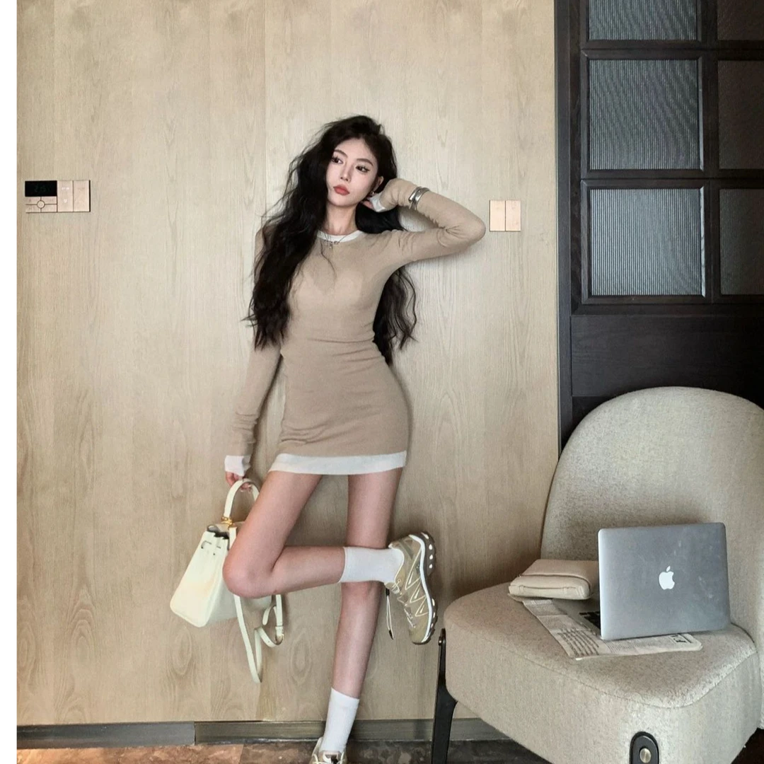 辣妹短裙圆领撞色拼接长袖打底连衣裙女2025秋冬新款修身辣妹包臀