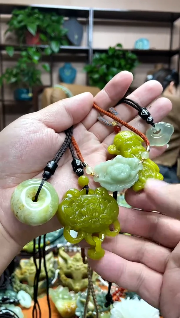 未镶嵌岫玉颈饰·