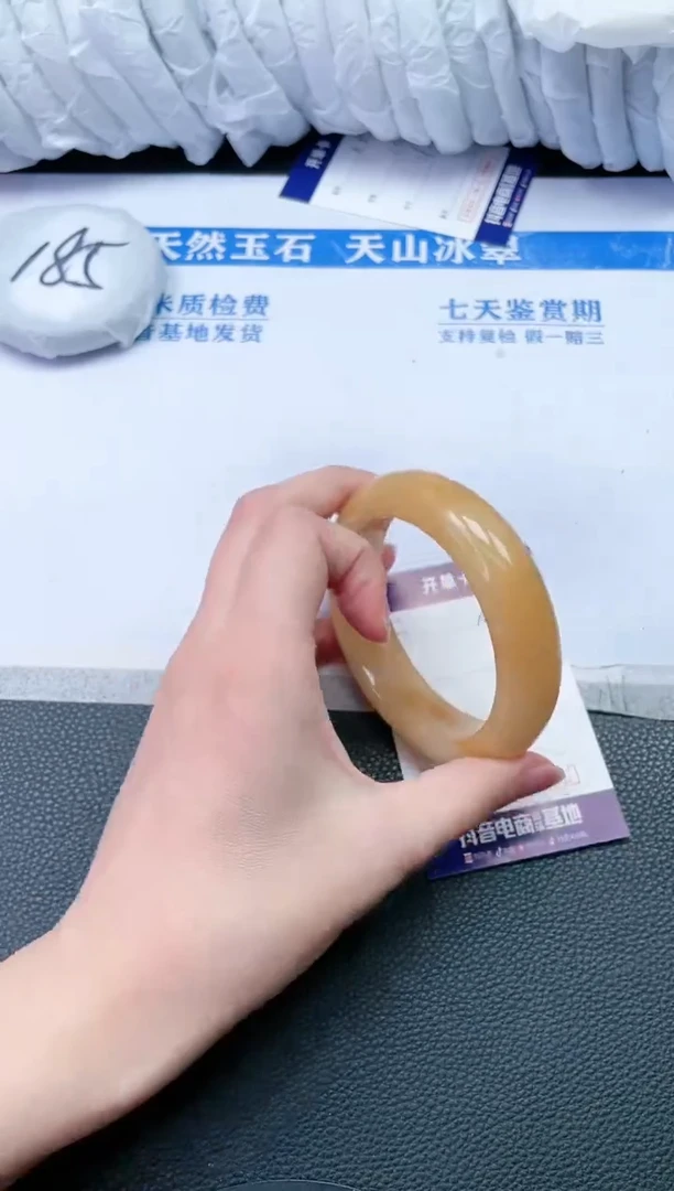 【闪购商品】石英质玉手镯未镶嵌M32