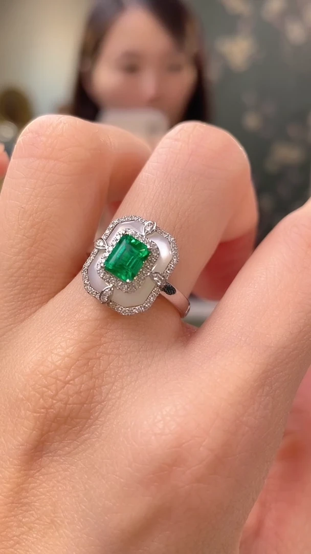 18K金镶嵌戒指祖母绿斯瓦特主石：0.76ct