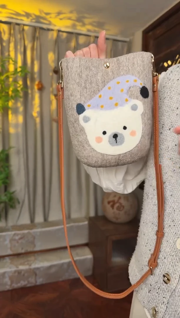 羊毛非遗羊毛毡包 手机包灰小熊