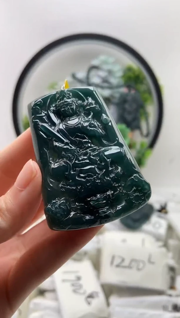 翡翠未镶嵌颈饰虚空藏