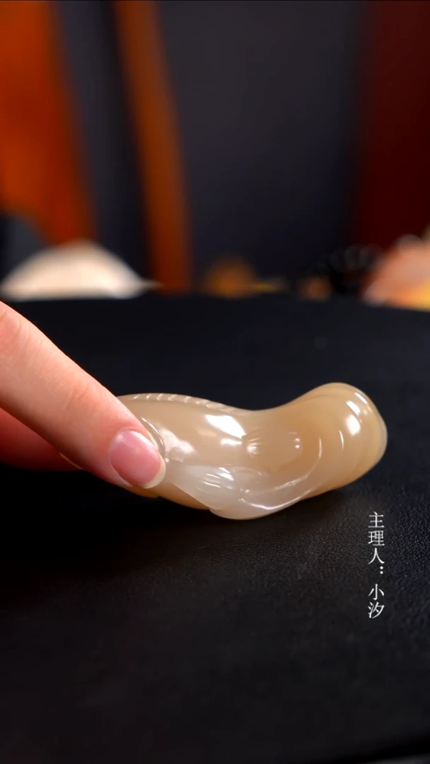 寿山石俅*结晶芙蓉小鱼手把件