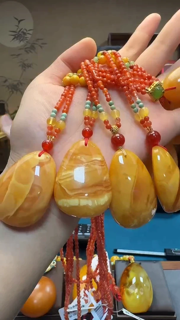 琥珀吊坠(赠链)未镶嵌天然保真蜜蜡水滴套装（多样发其一）