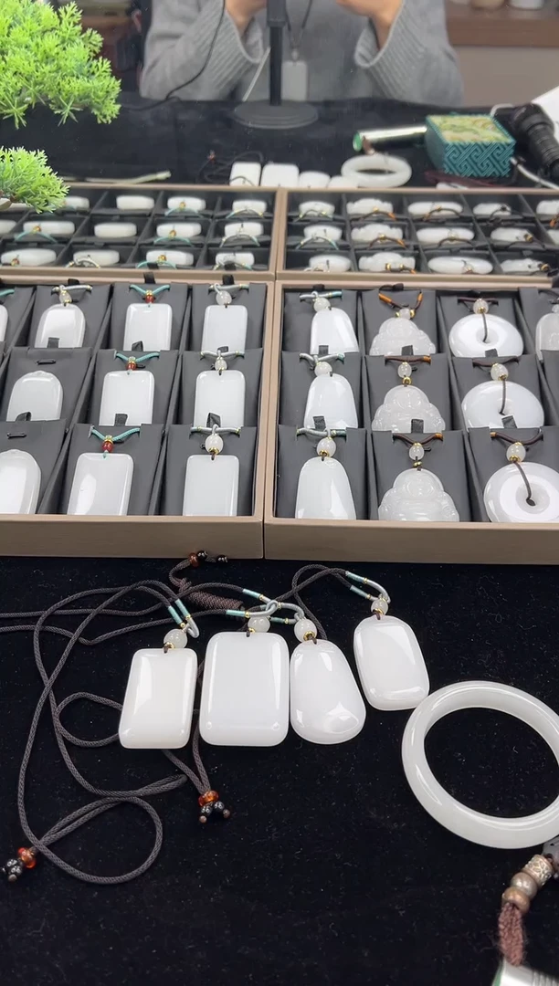 颈饰未镶嵌石英质玉（金丝玉）1