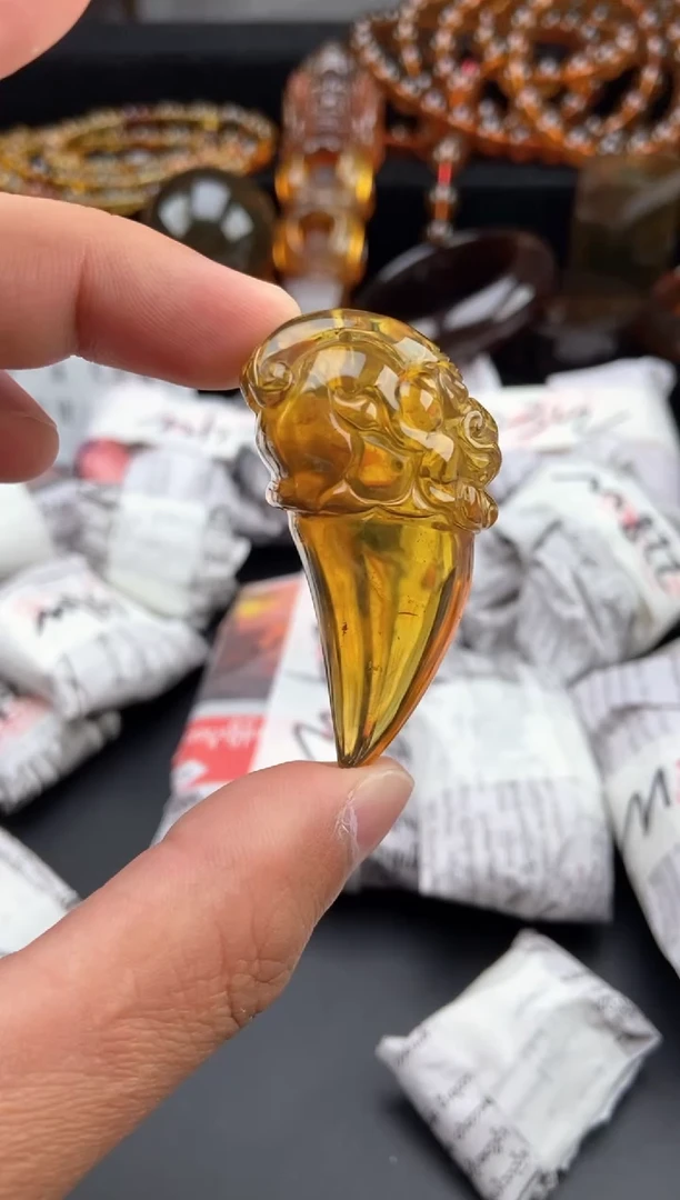 【闪购商品】琥珀颈饰未镶嵌棕蓝珀龙牙吊坠