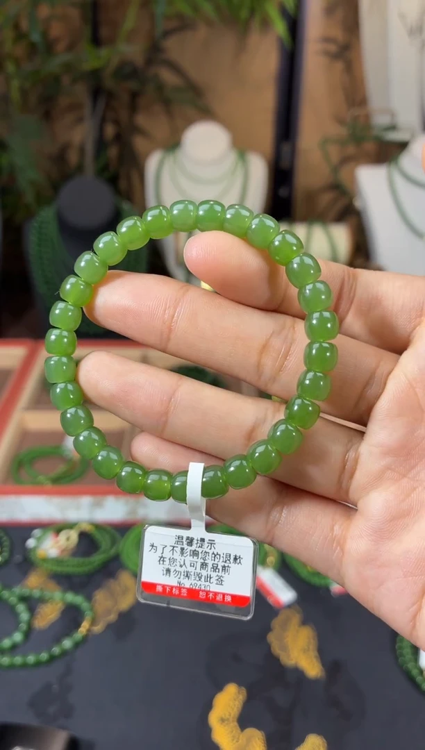 颈饰未镶嵌和田玉（碧玉）6*7苹果绿无矿直切