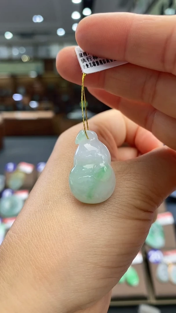 翡翠未镶嵌颈饰葫芦
