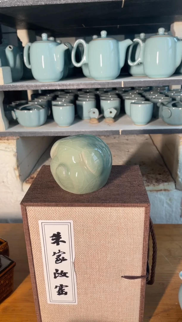 猪 豆绿釉 微瑕 朱字款