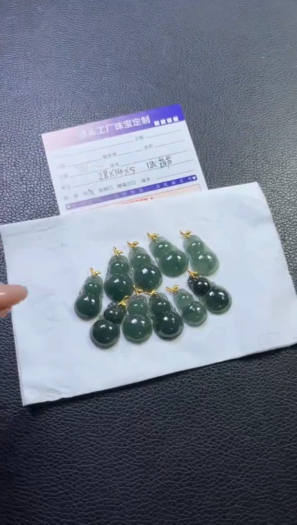18K金镶嵌挂件翡翠葫芦多样性发一件