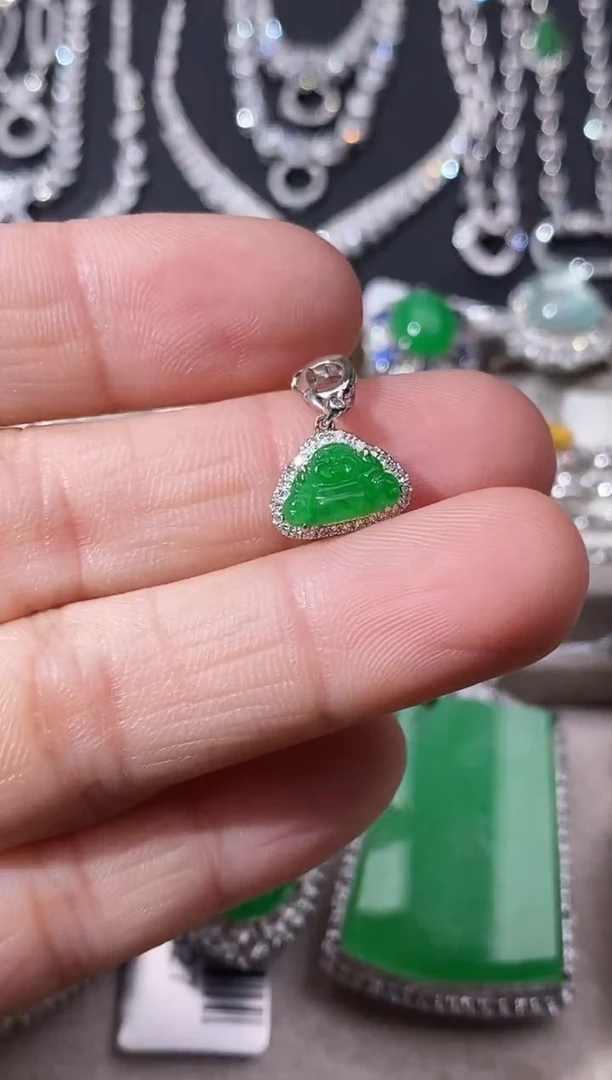 颈饰18K金镶嵌翡翠吊坠