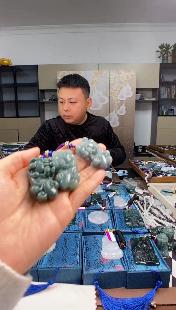 颈饰未镶嵌翡翠  多样性发其一