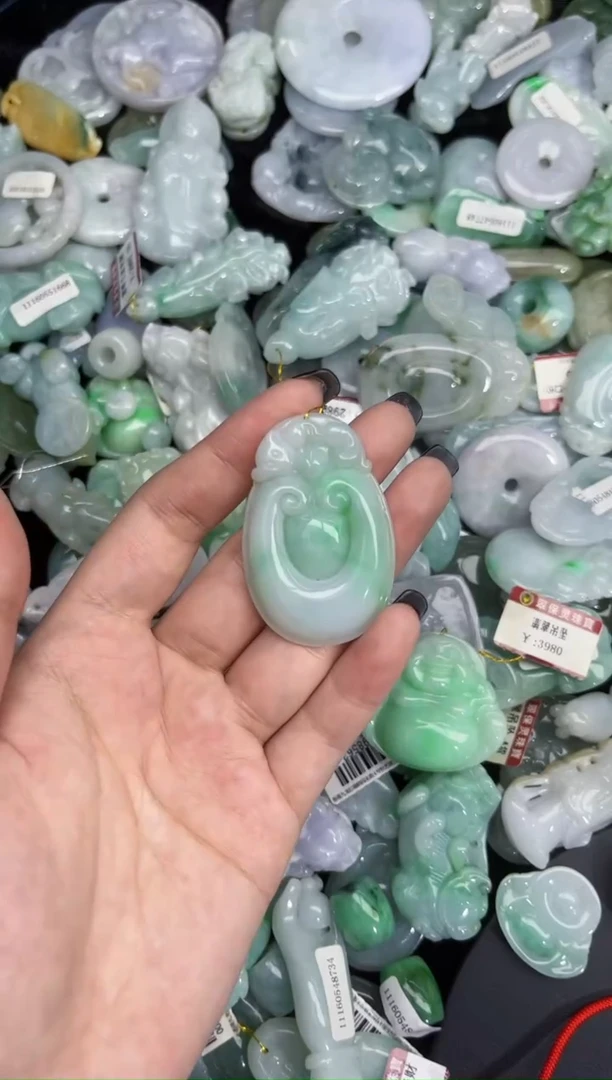 颈饰未镶嵌翡翠缅甸翡翠A货吊坠