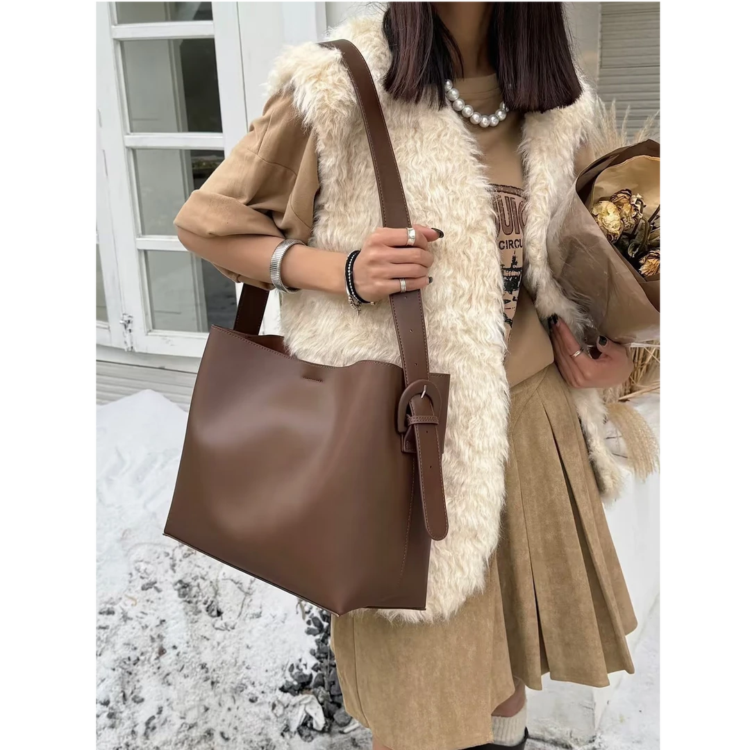 爆款美拉德托特包包女式2025新款大容量复古单肩包通勤斜挎水桶包