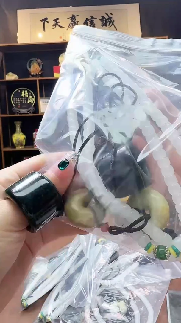 未镶嵌蛇纹石玉手链随机发货