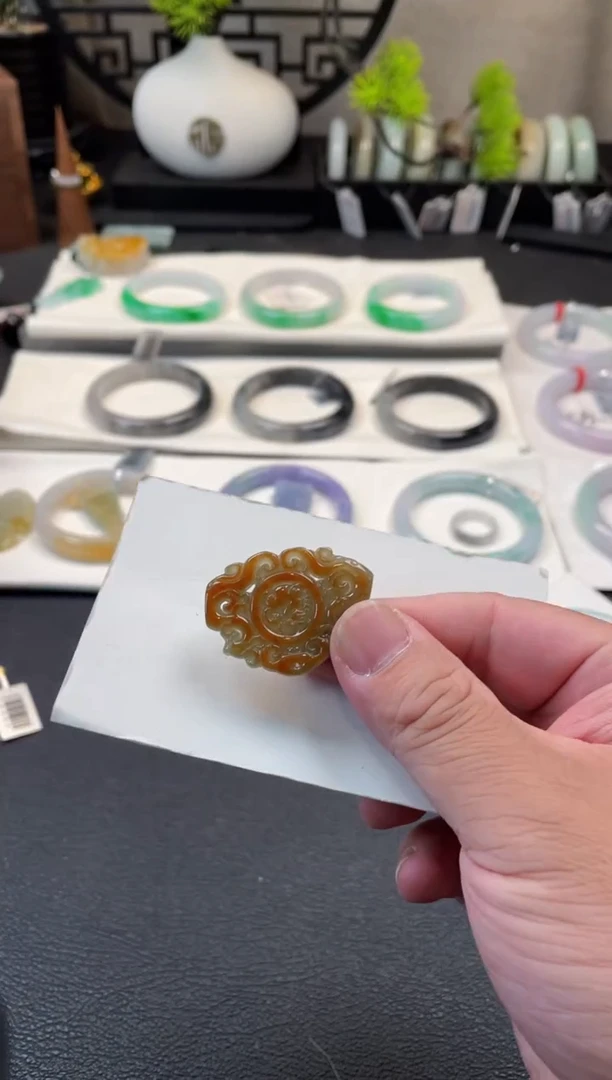 翡翠未镶嵌颈饰有纹裂