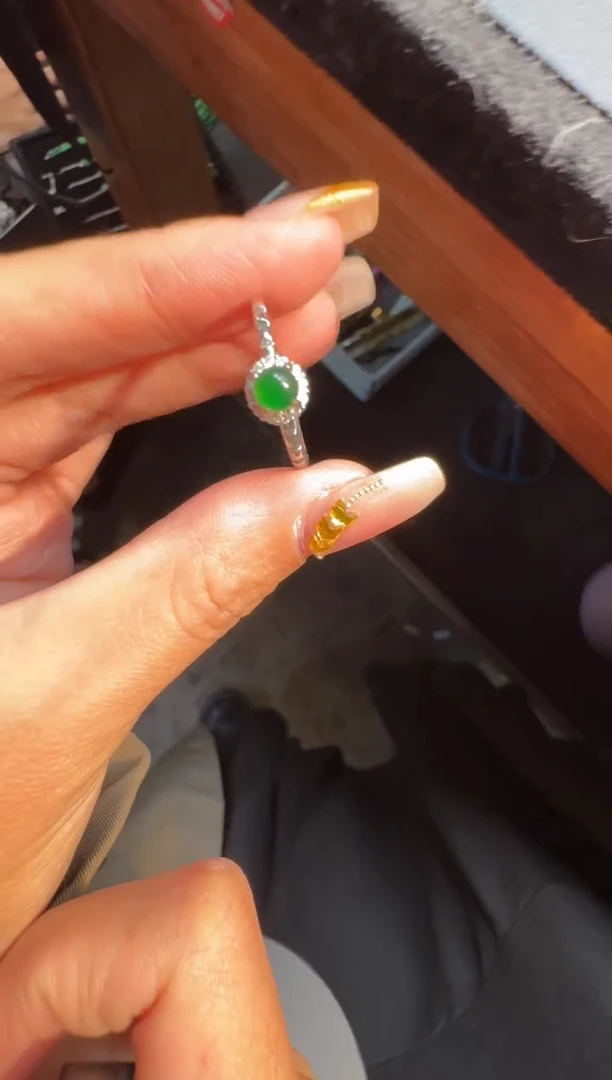未镶嵌戒指翡翠简翡翠A货有轻微色差属于正常现象，戒指1