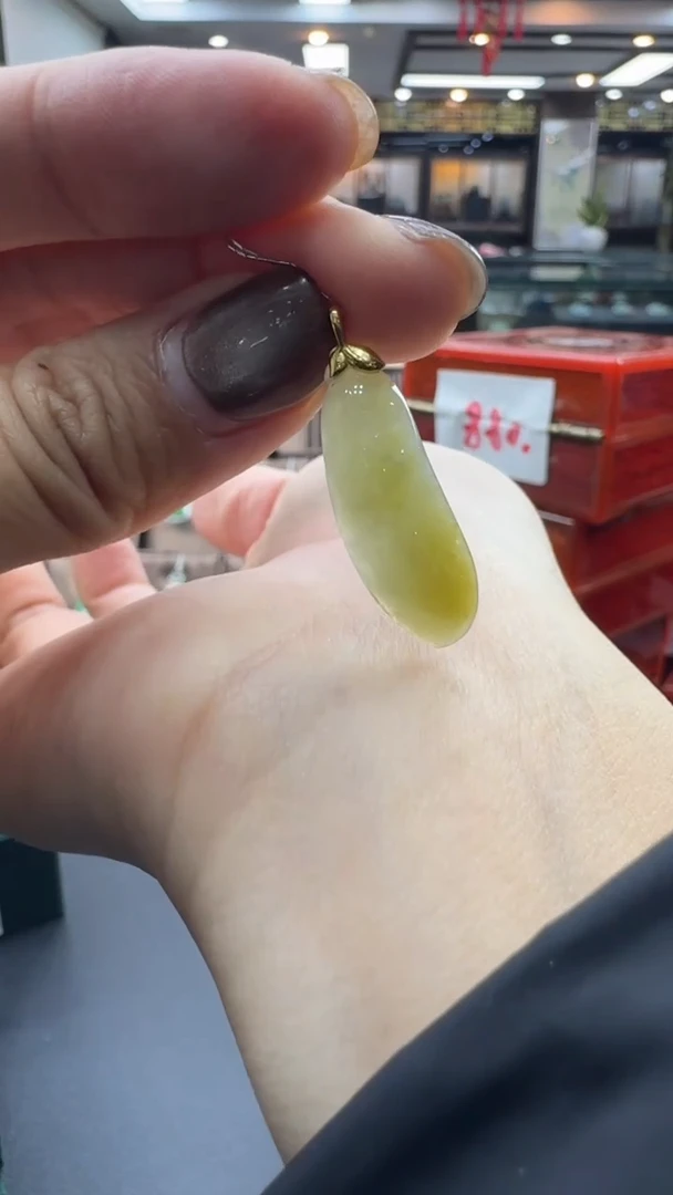 颈饰18K金镶嵌翡翠福豆