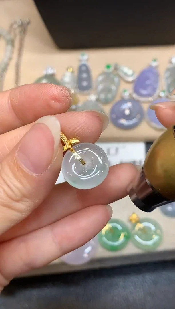 颈饰18K金镶嵌翡翠平安扣【无服务费