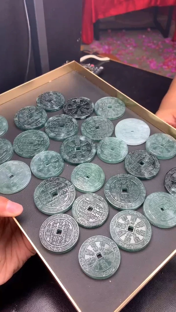 颈饰未镶嵌翡翠老蓝水山鬼（多样性发一）