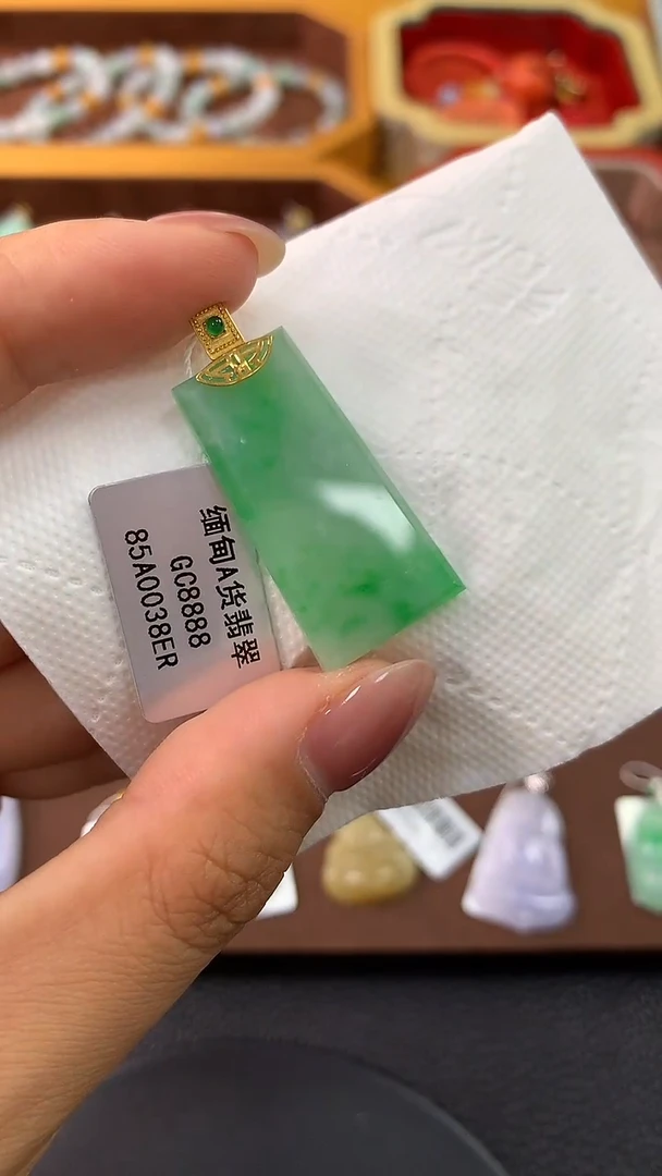 颈饰18K金镶嵌翡翠无事牌