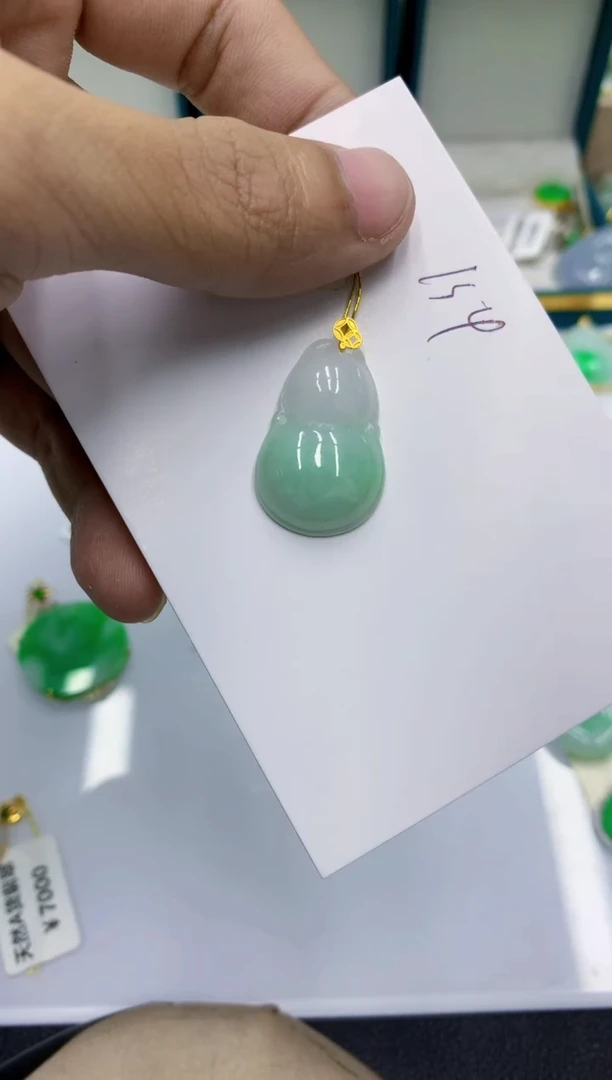 颈饰18K金镶嵌翡翠琴**欢翡翠