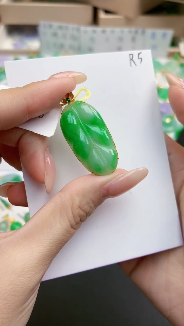 颈饰18K金镶嵌翡翠天然缅甸A货翡翠