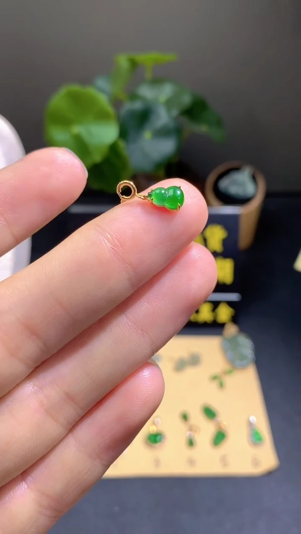 颈饰18K金镶嵌翡翠天然A货