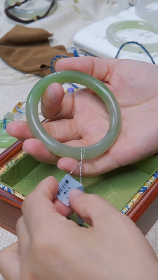 和田玉手镯未镶嵌59圈口特色翠青