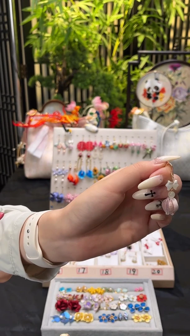 织绣W****.粉色耳饰