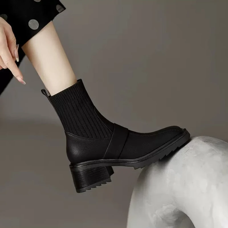 大V时尚平底粗跟女靴马丁女靴时装2024