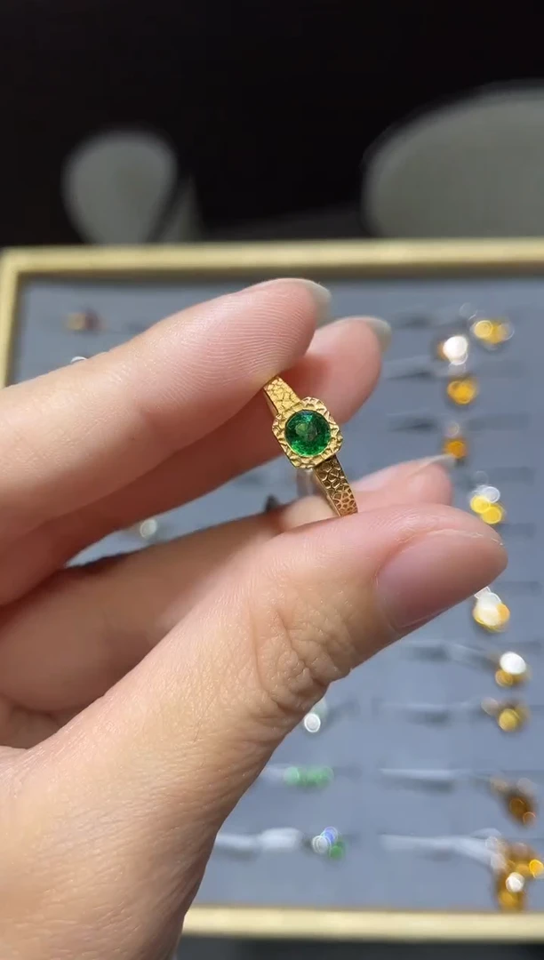 18K金镶嵌戒指石榴石（沙弗莱）沙弗莱