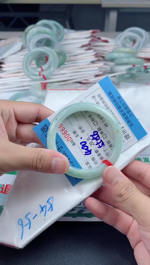 翡翠手镯未镶嵌翡翠手镯