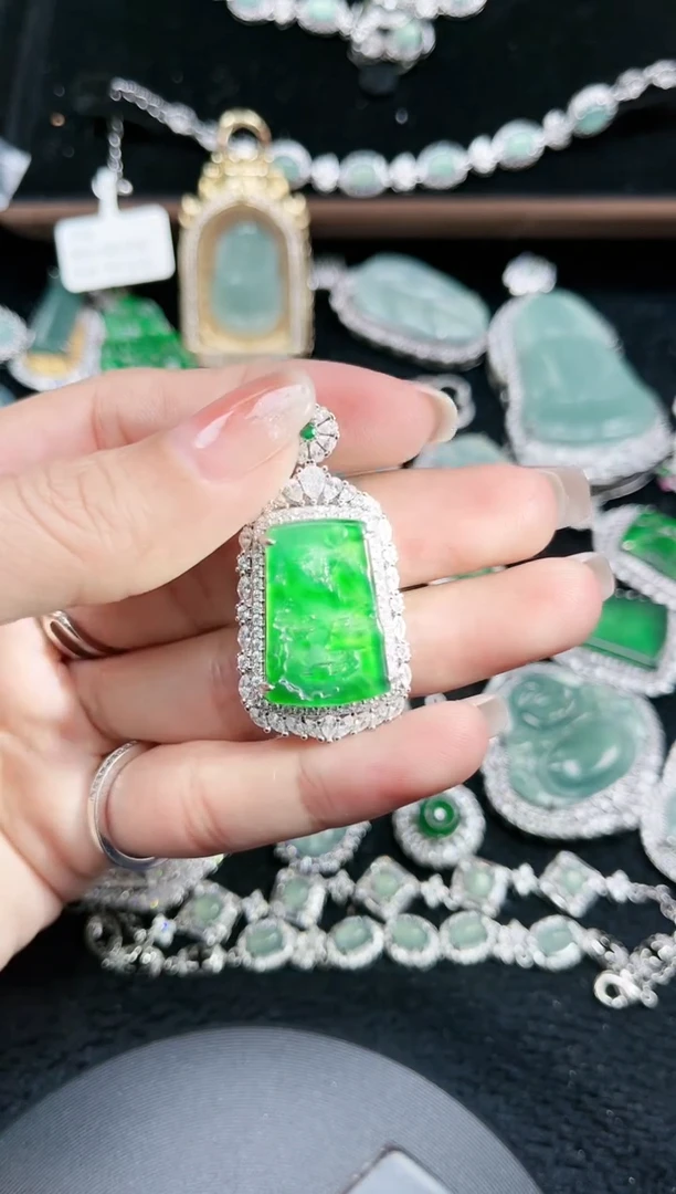 【闪购商品】翡翠颈饰未镶嵌赠皮绳270