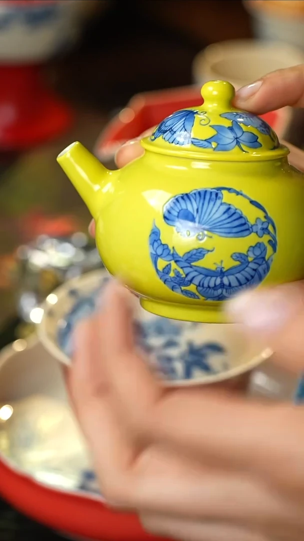 景德镇高温纯手工手绘青花黄色蝶恋花茶壶